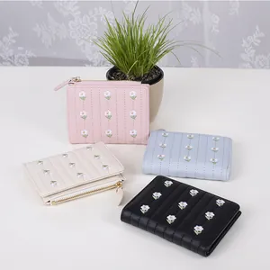 Petit Portefeuille Femme en Cuir PU Broderie Marguerite Matelassé Bifold Bourse Courte Avec Poche Monnaie Zippée Porte-Cartes