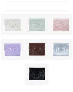 Selezione di portafogli minimalisti di tendenza che mostrano diverse opzioni di colore