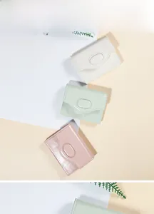 Portafogli corti in pelle color bianco crema, verde e rosa con bottone decorativo ovale