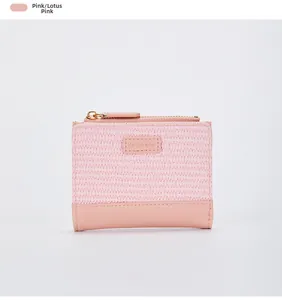 Detailaufnahme des rosa Bifold-Portemonnaies mit Flechtstruktur und Leder-Finish