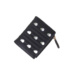 Petit portefeuille noir matelassé pour femmes avec broderie florale et fermeture zippée