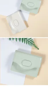 Dettaglio portafogli a tre ante in verde chiaro e beige con pelle sintetica PU