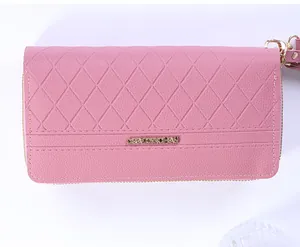 Détail du portefeuille long rose matelassé avec cuir synthétique et fermeture éclair