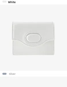 Dettaglio di un portafoglio in pelle bianca con emblema ovale e cuciture rifinite