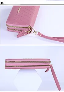 Détail du portefeuille long rose matelassé avec double fermeture éclair et dragonne
