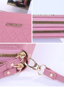 Détails du portefeuille matelassé rose poudré avec double zip doré et logo métallique
