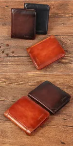 Detailansicht der Vintage-Echtleder-Geldbörsen in drei Farben auf dunklem Holzhintergrund