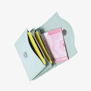 Portafoglio corto verde menta da donna con fessure per carte multiple e chiusura magnetica