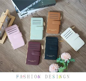 Flache Ansicht von Leder-Kartenetuis in sechs Farben mit eleganten Metallreißverschlüssen