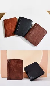 Detailansicht von schmalen Vintage-Geldbörsen aus Leder in Schwarz und Braun