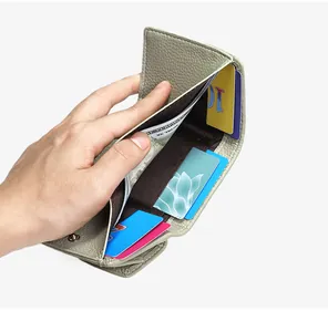 Detailansicht der dreifach faltbaren Brieftasche mit Kartenfächern und Geldscheinfach