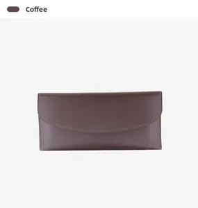 Dettaglio del portafoglio in pelle PU marrone caffè con cuciture precise e trama fine