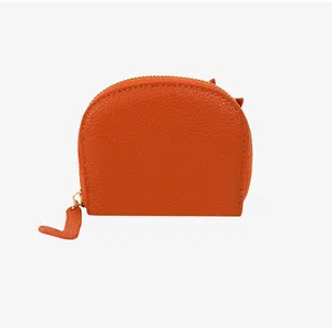 Nahaufnahme der orangefarbenen Leder-Geldbörse mit Litschi-Muster und Reißverschluss