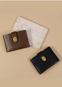 Detailopname van minimalistische leren portemonnees met elegante gouden draaisluiting