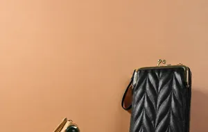 Détail du sac à bandoulière matelassé noir pour téléphone avec fermoir vintage doré