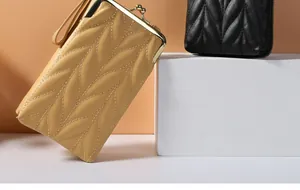 Détail du matelassage feuille sur sacs de téléphone en cuir PU en jaune gingembre et noir