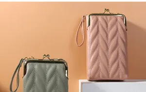 Détail de sac en cuir PU vintage avec matelassage feuille et fermoir en métal doré