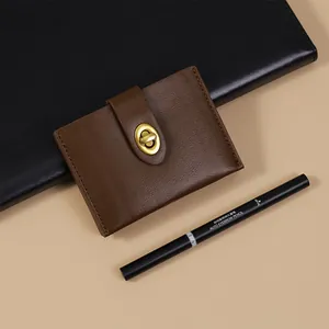 Minimalistische bruine leren portemonnee voor dames met gouden metalen draaisluiting