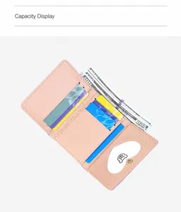 Layout interno del portafoglio rosa a tre ante con scomparti per carte e finestra