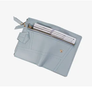 Détail du portefeuille en cuir PU bleu clair avec fermeture éclair et fentes cartes