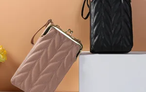 Détail des coutures matelassées sur les sacs à bandoulière roses et noirs avec fermoirs dorés