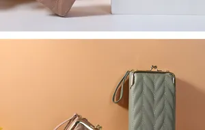 Détail du sac de téléphone matelassé avec motifs de feuilles et fermoir doré chic