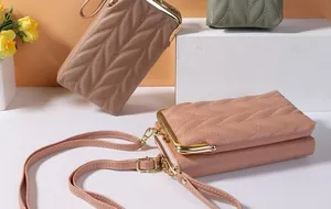 Détail de la pochette téléphone matelassée à motif feuille avec fermoir en métal fin