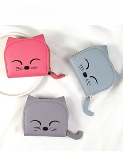 Détail de mini portefeuilles chat mignons en similicuir rose, bleu et violet texturé