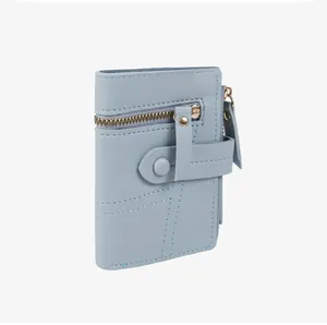 Détail du portefeuille en cuir PU bleu clair avec fermeture éclair et coutures fines