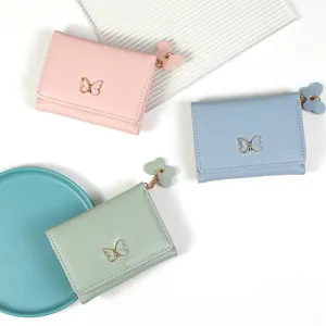 Piccolo Portafoglio Donna Trifold in Pelle PU Corto Con Farfalla Fibbia in Metallo Pendente a Cuore Porta Carte Minimalista