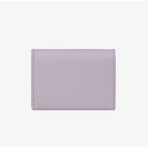 Dettaglio del portafoglio in pelle lavanda con cuciture e trama minimalista elegante