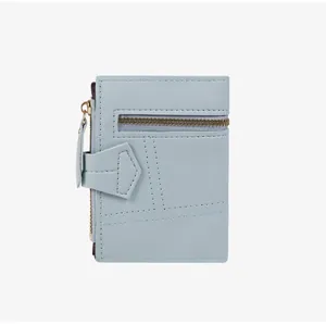 Vue détaillée du portefeuille en cuir PU bleu clair avec coutures et fermetures éclair
