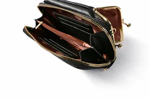 Structure interne du sac de téléphone en cuir noir avec fentes pour cartes et zip doré