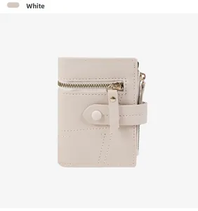 Détail du portefeuille en cuir PU blanc cassé montrant les coutures et la fermeture éclair