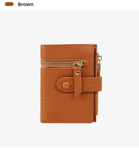 Détail du portefeuille en cuir PU marron montrant la texture fine et les ferrures dorées