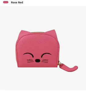 Détail du porte-monnaie chat rose rouge en cuir grainé avec fermeture éclair en queue de chat