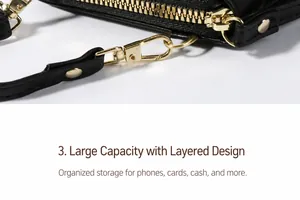 Détail du sac de téléphone en cuir noir avec zips dorés brillants et crochets en métal