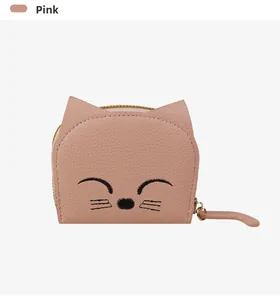 Détail du porte-monnaie chat rose en similicuir avec broderie et fermeture éclair dorée