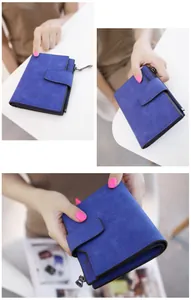 Détail du portefeuille court bleu mat montrant la boucle et la fermeture éclair
