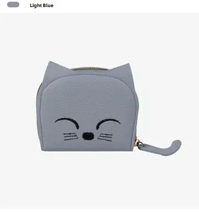 Détail du porte-monnaie chat bleu clair avec broderie et tirette en forme de queue