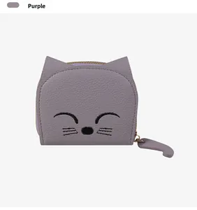 Vue détaillée du porte-monnaie chat violet avec broderie et tirette en forme de queue