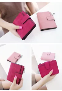 Gros plan de portefeuilles pliants en rose mat avec détails de boucle et fermeture éclair