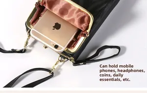 Détail du sac de téléphone en cuir matelassé noir avec fermoir doré et doublure à pois