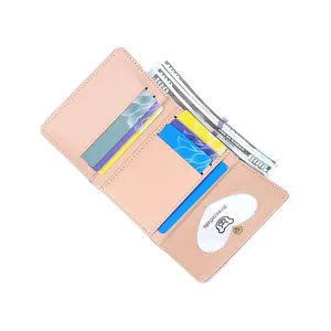 Portafoglio in pelle rosa a tre ante con slot per foto a cuore e scomparti per carte