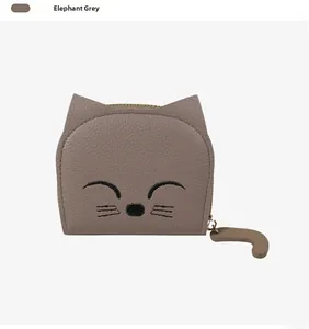 Détail du porte-monnaie chat gris avec texture grainée et tirette en forme de queue de chat