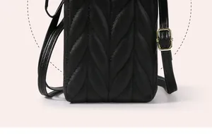 Détails de matelassage en forme de feuille sur sac de téléphone noir avec boucle dorée