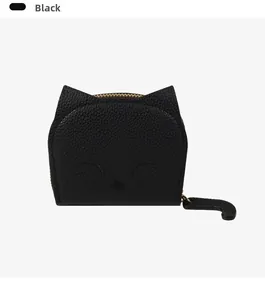 Détail du porte-monnaie chat noir montrant le cuir grainé et la fermeture éclair en queue