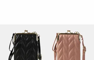 Détail de mini sacs bandoulière matelassés en V avec fermoir métallique en divers coloris