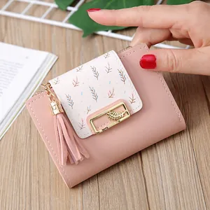 Damen Kurze PU-Leder Brieftasche Mit Blattmuster Mehrere Kartenfächer Mini Münzbörse Mit Quastenanhänger Urban Minimalistisch Bifold Wallet