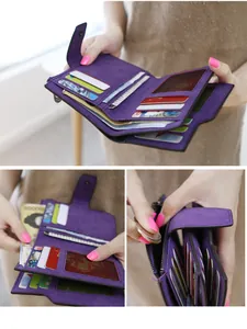 Détail du portefeuille violet mat avec de nombreux fentes pour cartes et poche zippée